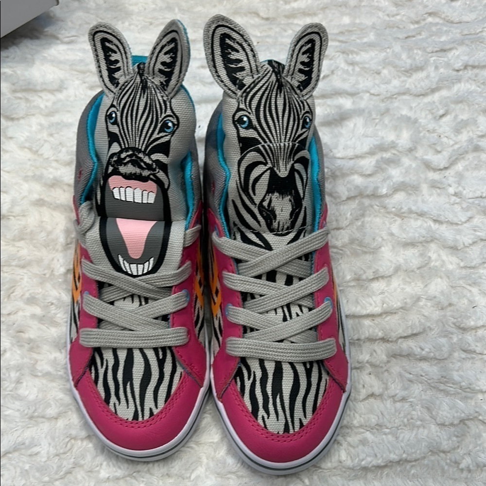 NIB FEIYUE Delta Unisex Child/Kids Mid Top Sneaker Zebra Animal Pink and Gray 13 - Picture 2 of 10
